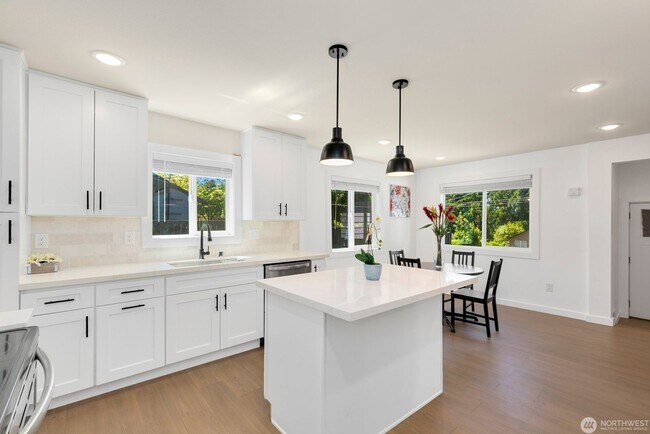 Building Photo - Remodeled, move in condition!