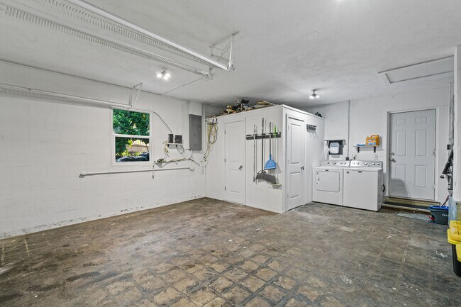 Building Photo - 1401 Drew St