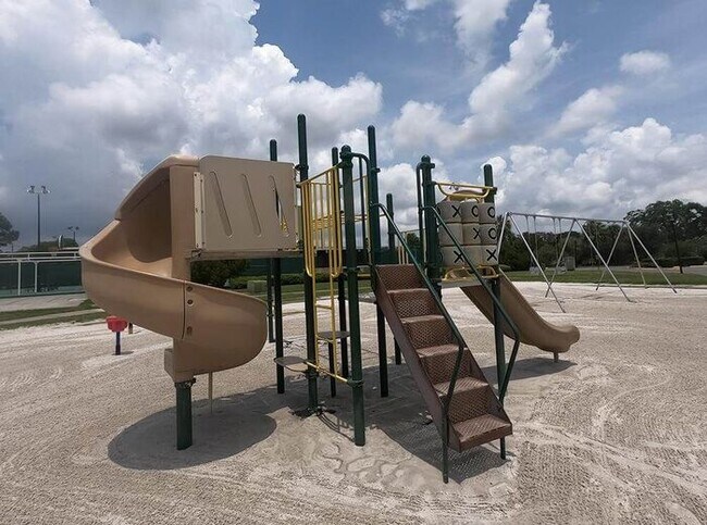 Building Photo - 3 Bed/2 Bath Home with Fenced Yard & Garage / Available Now!