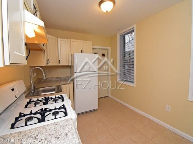 Building Photo - 3 br, 1 bath Apartment - 1633 N Spring St