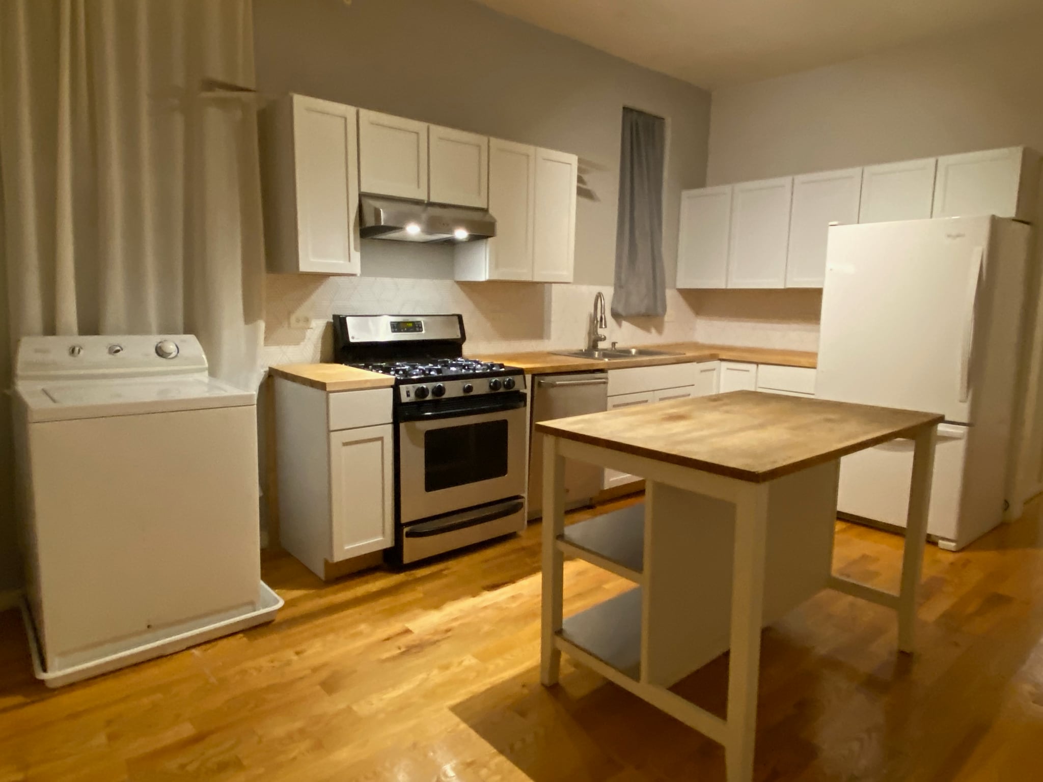 Kitchen, laundry - 3314 W Monroe St
