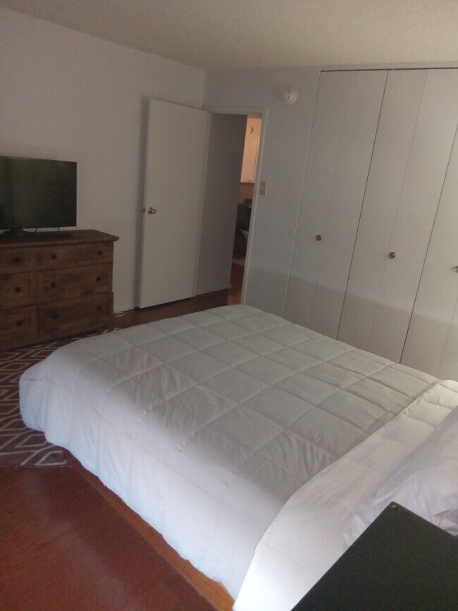 Furnished bedroom - 666 W Germantown Pike