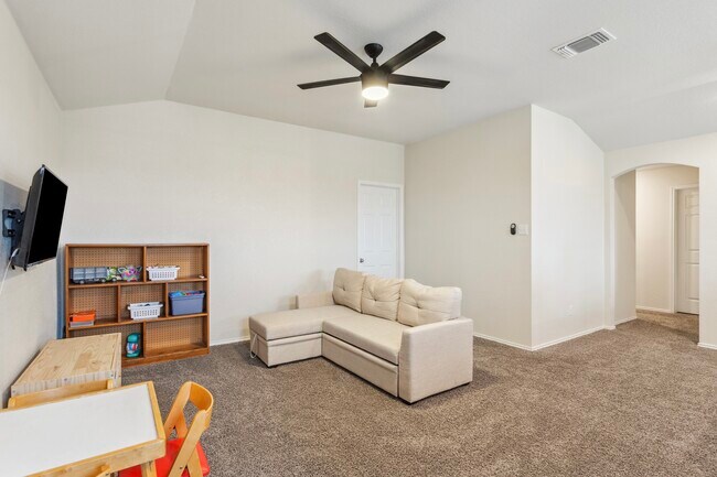 Building Photo - 8914 Hidden Oaks Dr