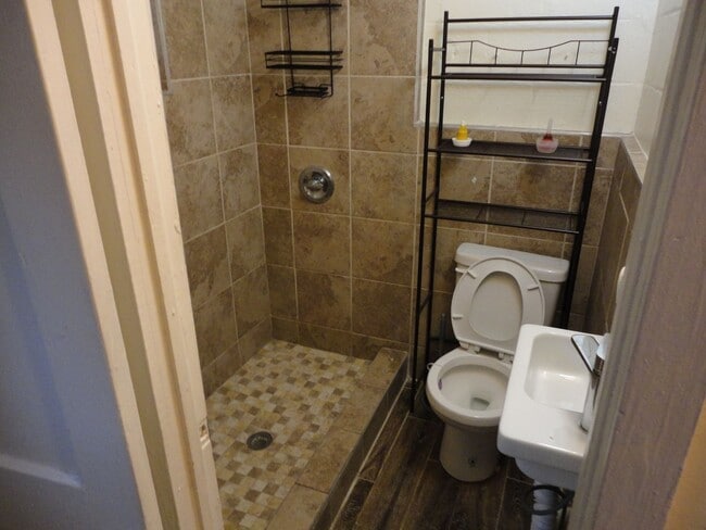 Building Photo - Nice recently Remodel 2 bedroom/1 bath duplex