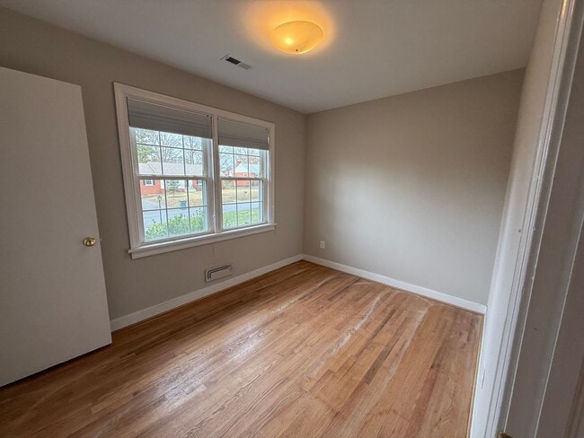 Building Photo - Three Bedroom Two Bath Home in Ridgeview/Parham & Ridge Area. Available in December!