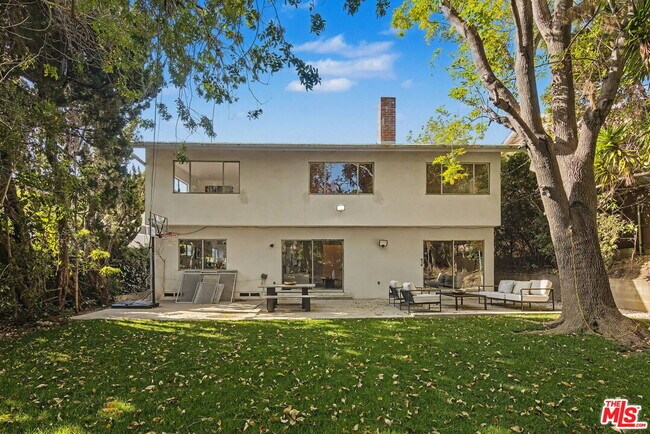 Building Photo - 2612 S Beverly Dr