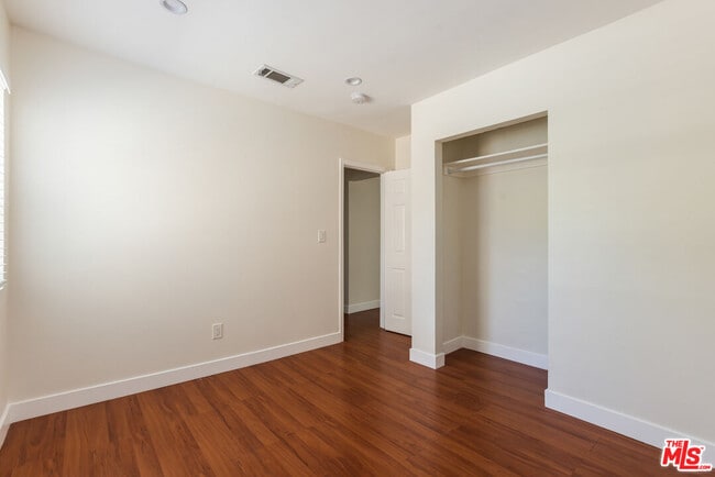Building Photo - 1206 Beachwood Dr