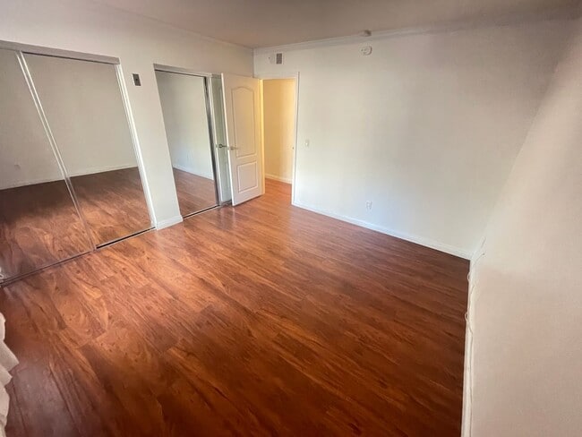 Building Photo - Great One Bedroom Condo w/ A/C