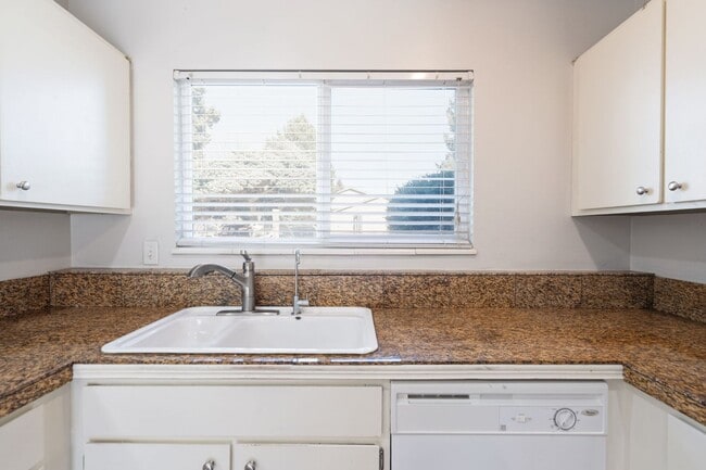 Building Photo - 2 bedroom, 1 bathroom in Loveland.