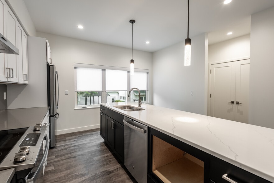 Building Photo - 814 7th St