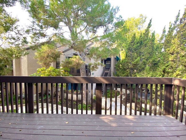 Building Photo - Woodlake Gated Condo Community 2 BD for Le...