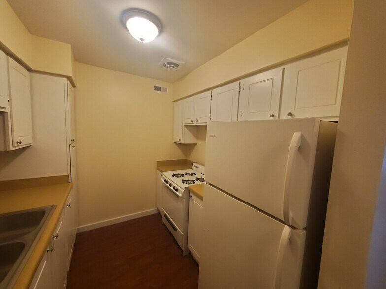 Building Photo - 1532 Hobson Dr