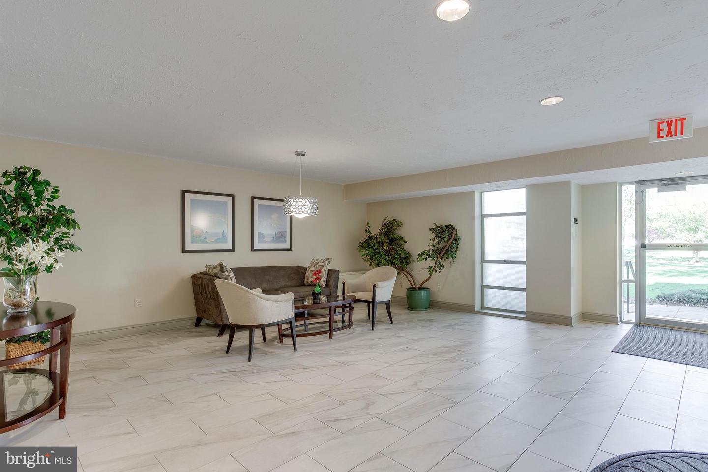 Building Photo - 7420 Lakeview Dr