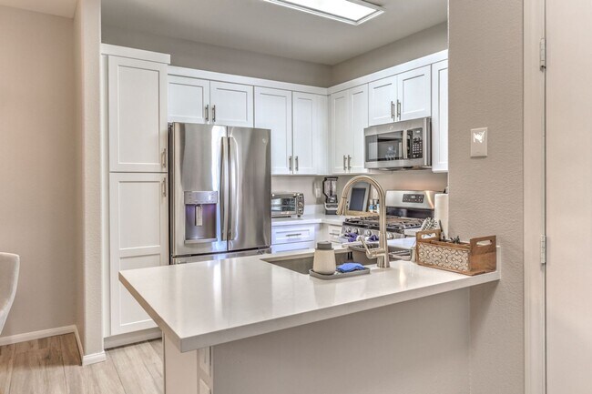 Building Photo - fully furnished, 1 bed, 1 bath condo in gated community