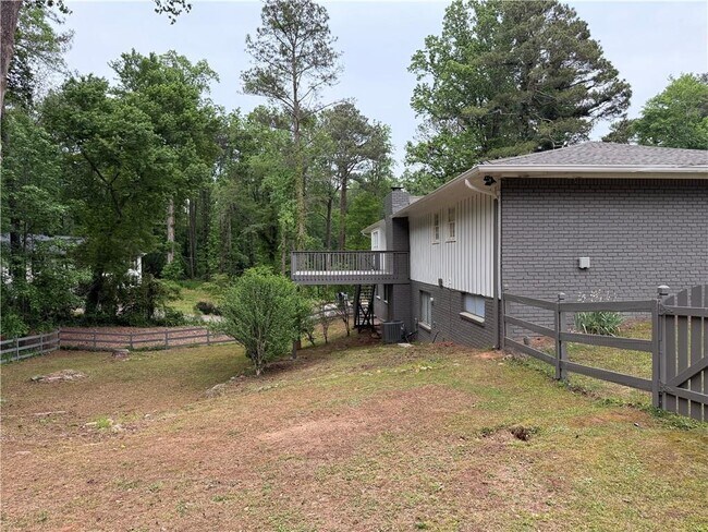 Building Photo - 3336 Camelot Dr NE