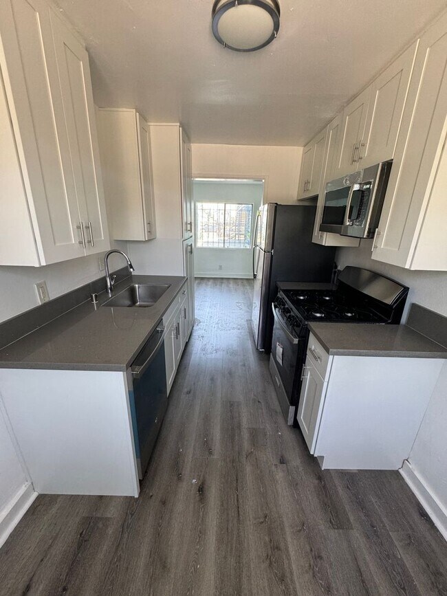 Interior Photo - 825-833 E 108th St