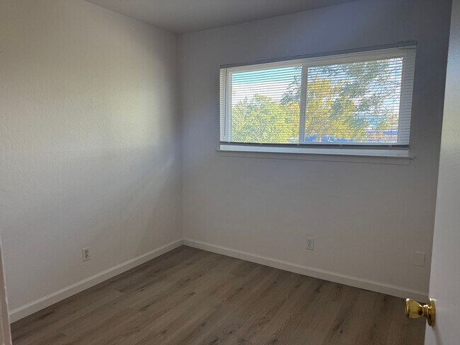 Building Photo - 1331 Pomona Ave