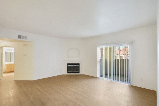 Building Photo - Beautifully Updated 2 Bed and 2 Bath Hende...