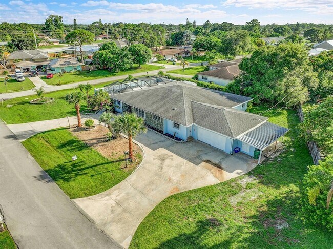 Building Photo - 154 SE Naranja Ave