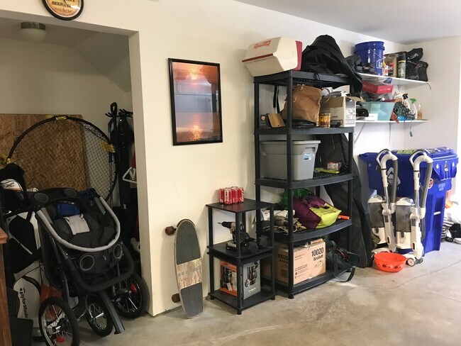 Building Photo - Townhouse with Fenced Backyard!