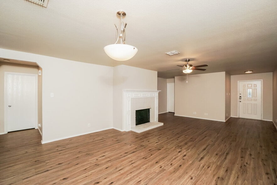 Building Photo - 120 Bay Willow
