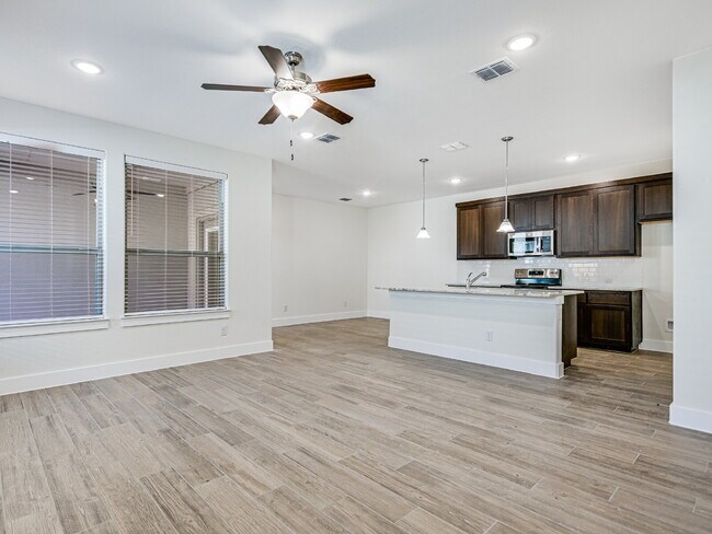 Building Photo - "Spacious 3-Bed Condo with 2 Baths in Charming Georgetown – 1424 Sq Ft of Comfort on Parkline Dr!"