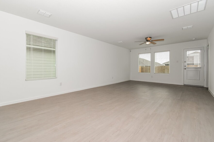 Building Photo - 924 Calley Pear Trl