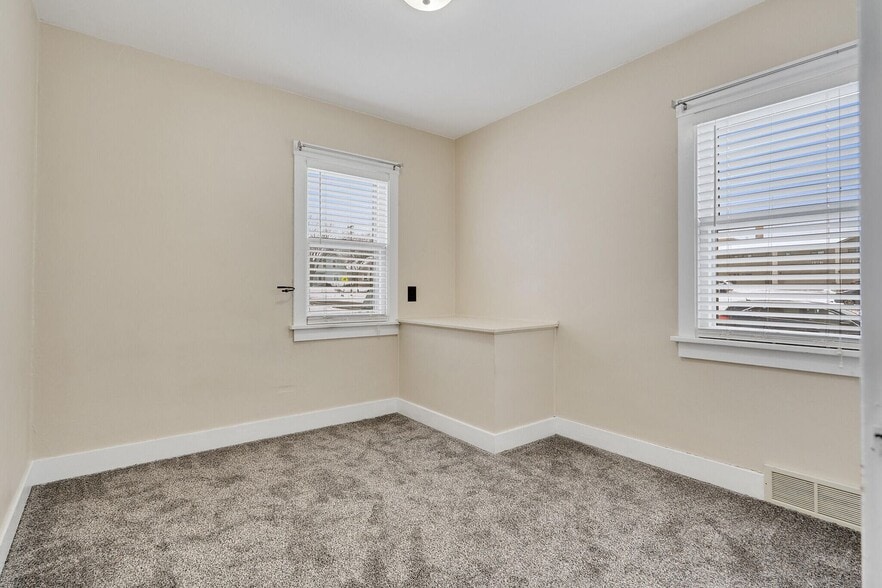 Building Photo - 304 Losey Blvd S