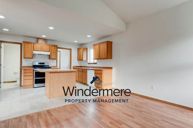 Building Photo - Two story 4 bedroom 2.5 bath Home.