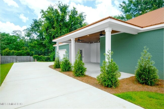 Building Photo - 5 Hanging Oak Cir