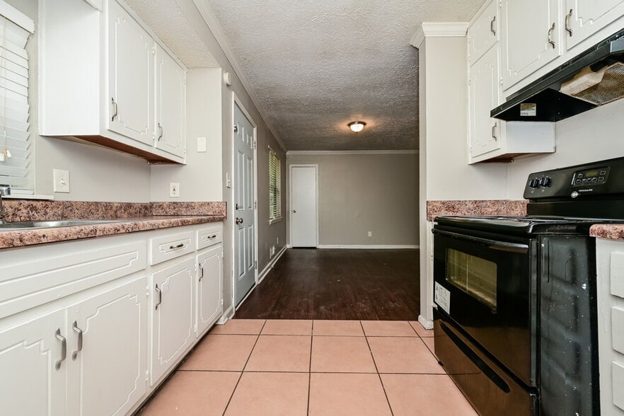 Building Photo - 3201 Chippewa Dr