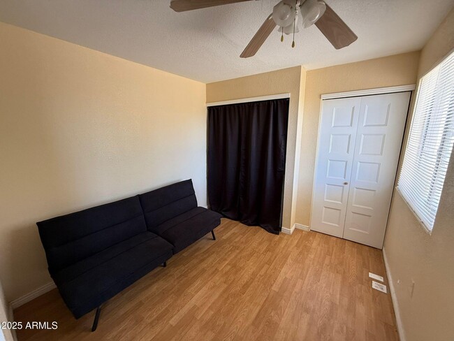 Building Photo - 851 E 9th St