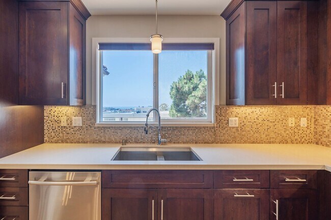 Building Photo - LUXURIOUS-CONTEMPORARY TOWNHOUSE W/ AMAZIN...