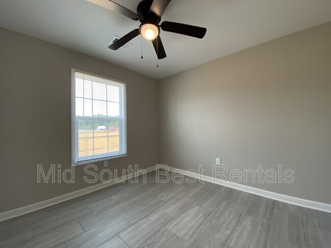 Building Photo - 2400 Loop Acres Dr