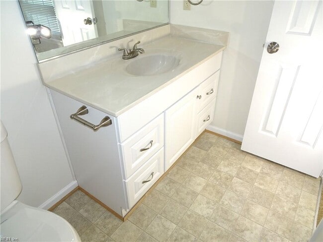 Building Photo - 420 Greenview Dr