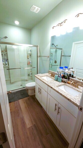 Double Vanity Bath in Master - 6714 Fox Lake Dr