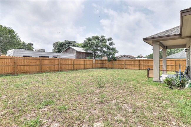 Building Photo - 2533 Lorine Dr