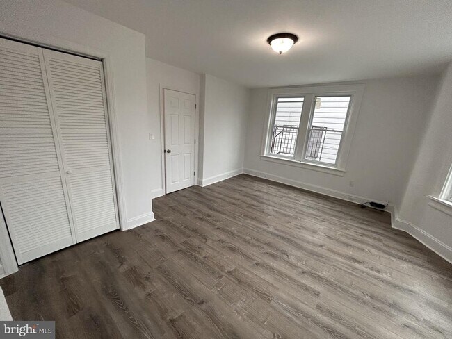 Building Photo - 1067 S Clinton Ave