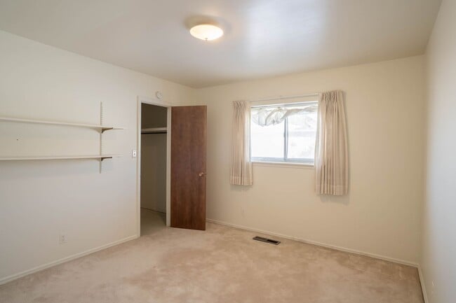 Building Photo - 3 Bed | 2 Bath in Central Tulsa!