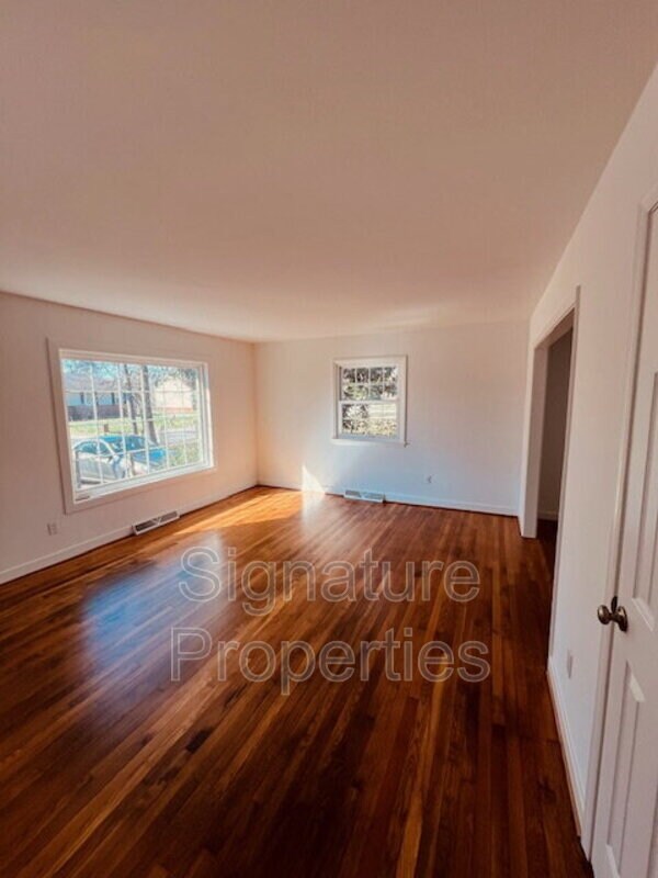 Building Photo - 211 Deerfield Dr