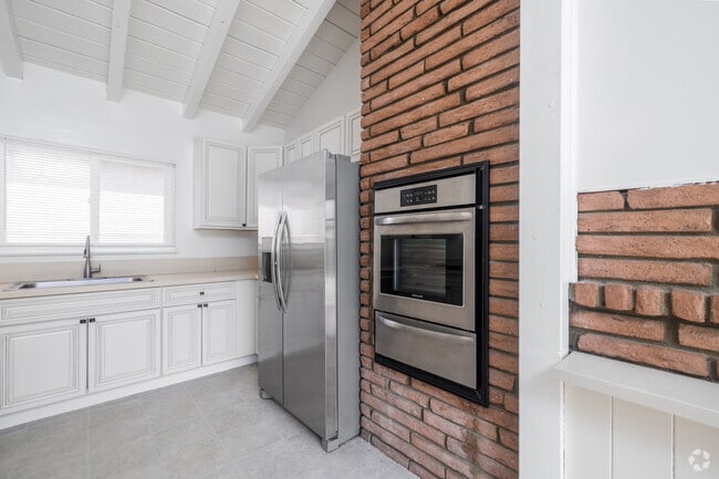 3BR, 2BA - 1,650SF - Kitchen - 4104 Via Largavista