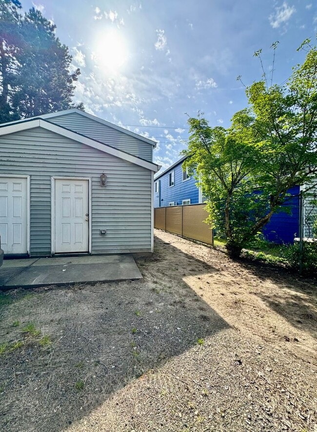 Building Photo - St. John's Townhome - 5 Bedroom, 2 bath Duplex Unit