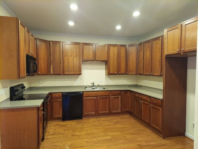 Building Photo - 3 Bed 2.5 Bath Townhouse