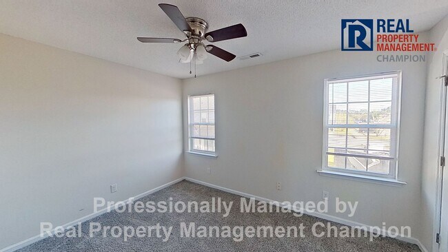 Building Photo - Super cute 2 BD/2.5 BA Townhome with Screened Porch
