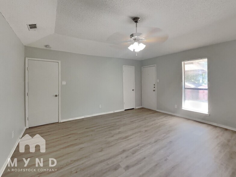 Building Photo - 807 Lakeview Ridge