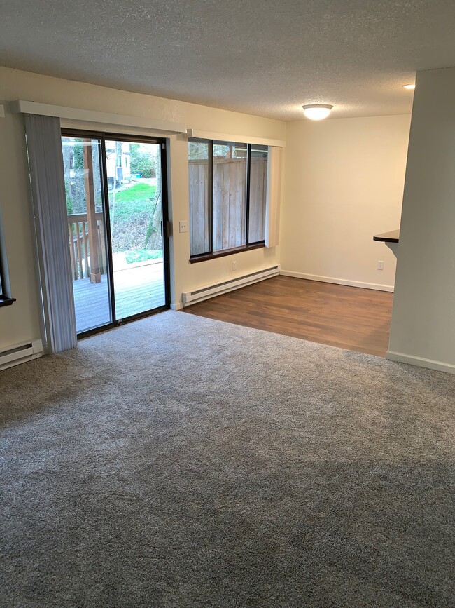 Dining area - 6121 NE 193rd Place