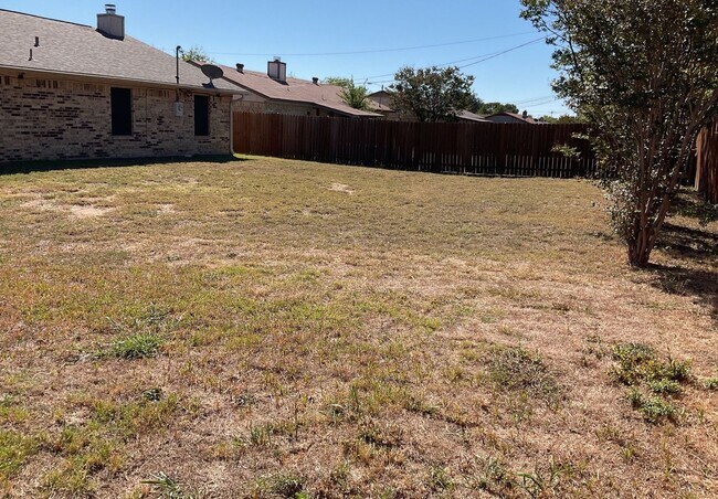 Building Photo - 2301 Lago Trail