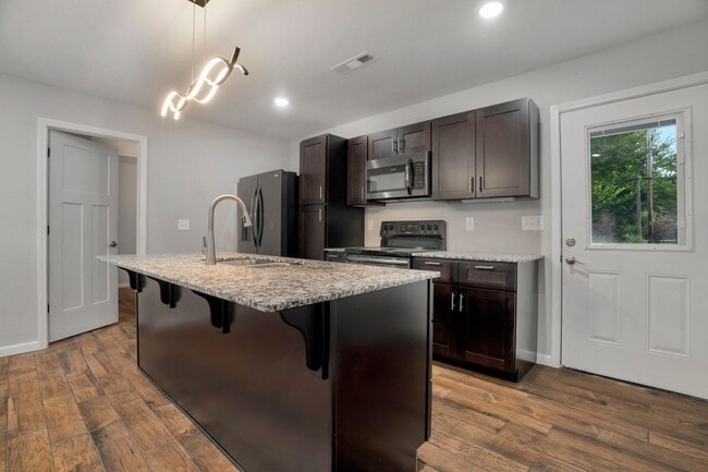 Building Photo - Like New 3-bedroom 2.5 bath Duplex in Gent...