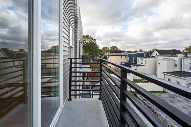 Building Photo - 277 Pearsall Ave