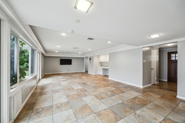 Building Photo - 5659 Chevy Chase Dr